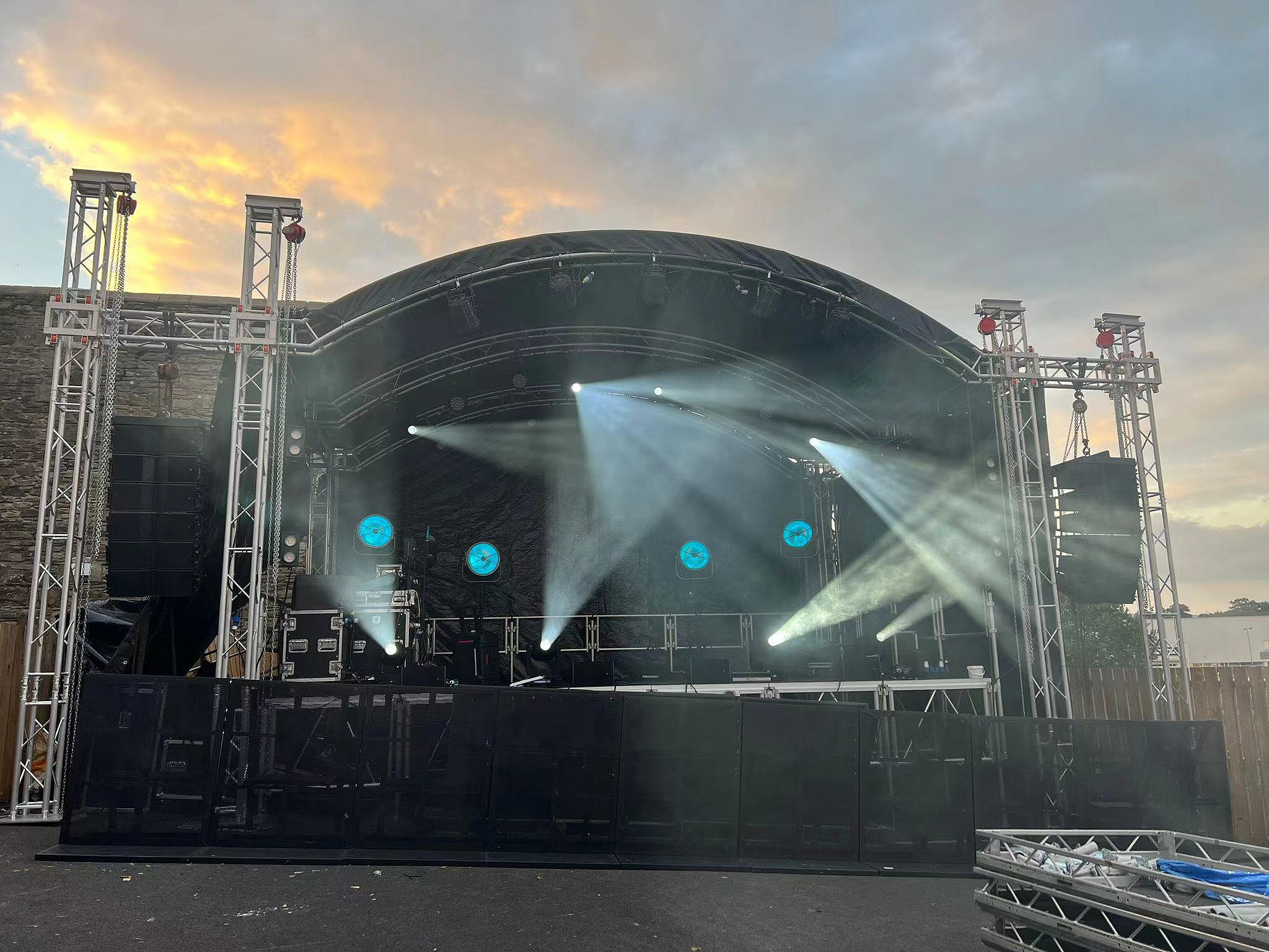 Diseño al aire libre de aluminio de la plataforma de la canalización vertical del braguero de la etapa del concierto del acontecimiento con el tejado de la curva