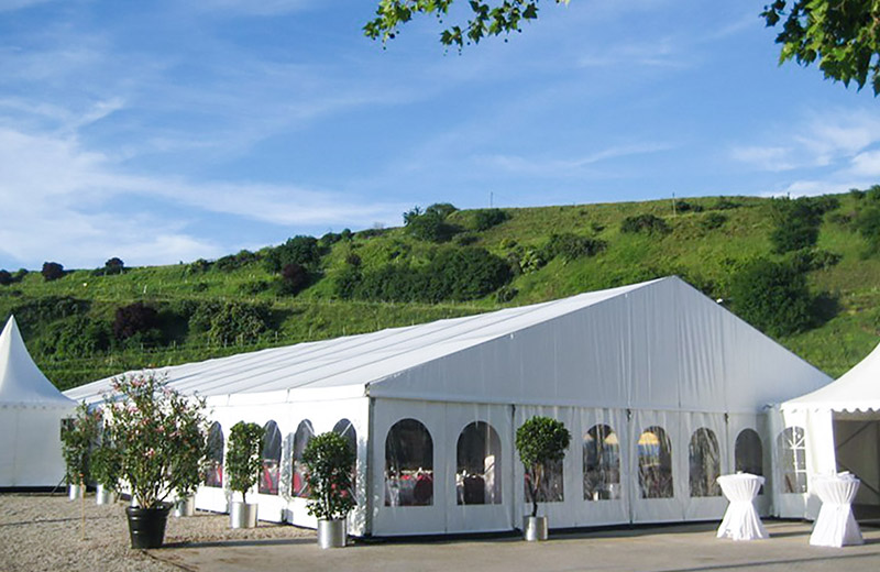 La aplicación de la carpa y la introducción de materiales de construcción.