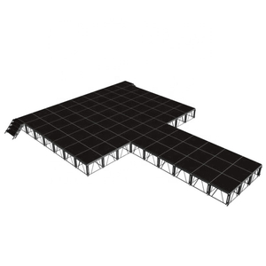 El contexto de la boda del concierto al aire libre enmarca la plataforma de la etapa para el funcionamiento de la música