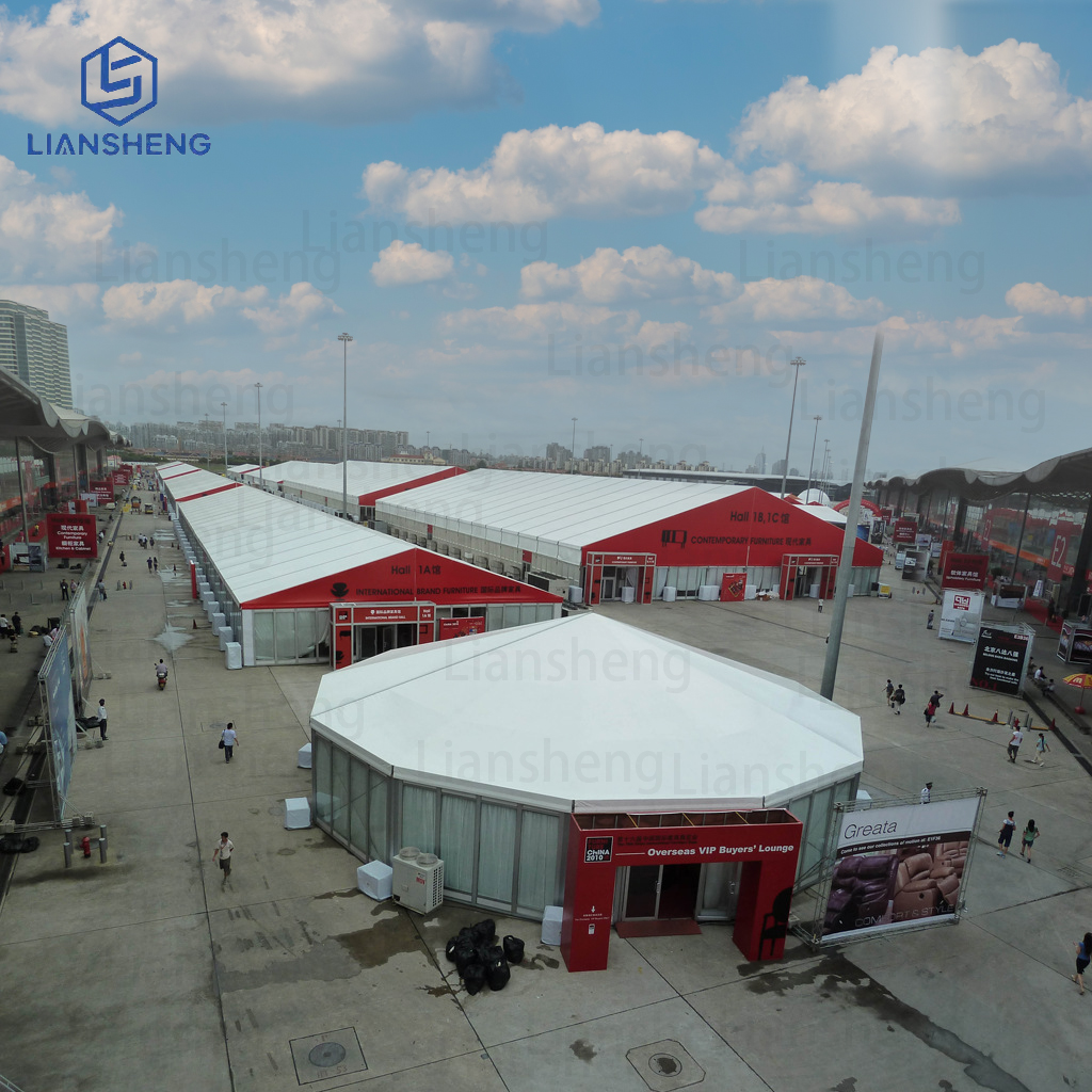 Espacios adaptables: uso de grandes carpas para eventos al aire libre para almacenamiento temporal