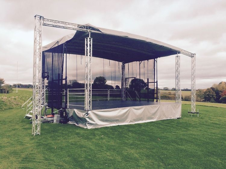 Diseño al aire libre de aluminio de la plataforma de la canalización vertical del braguero de la etapa del concierto del acontecimiento con el tejado de la curva