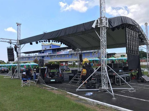 Sistema de armazón de torre elevadora de luces y parlantes