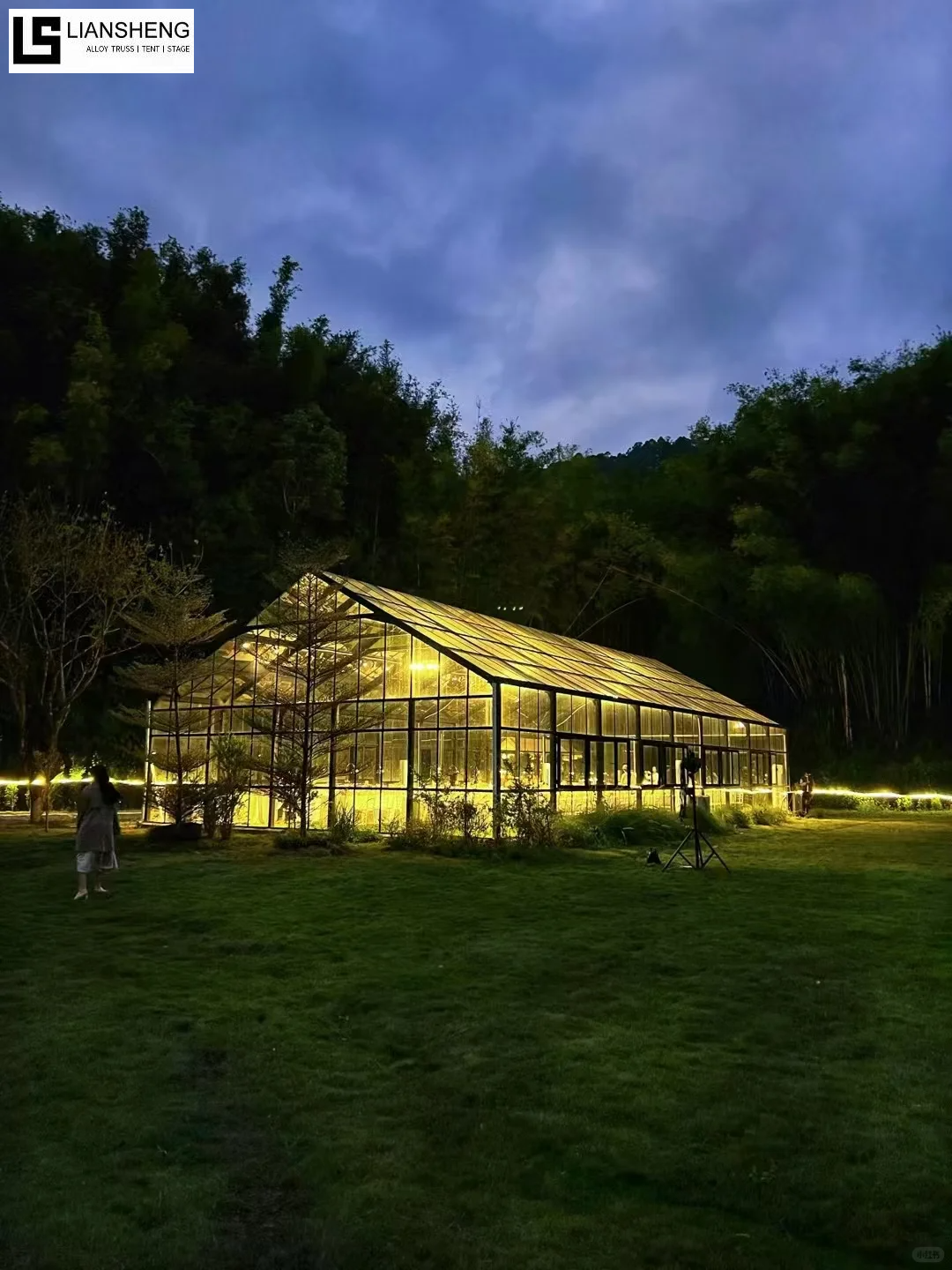 Carpa con techo transparente y paredes de vidrio: estructura transparente de lujo para eventos