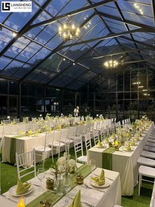 Carpa con techo transparente y paredes de vidrio: estructura transparente de lujo para eventos