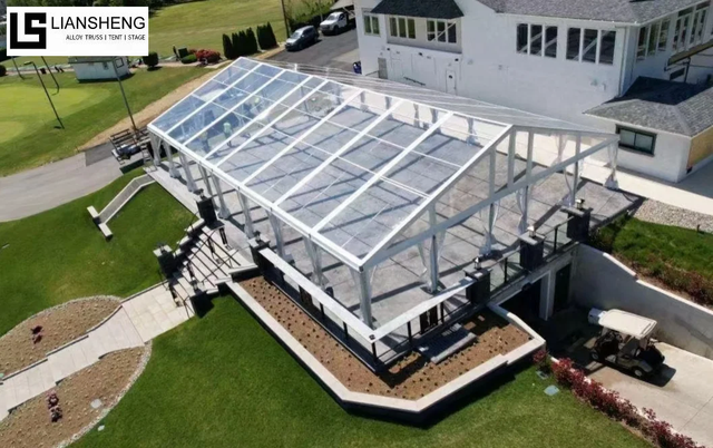 Carpa con techo transparente y paredes de vidrio: estructura transparente de lujo para eventos