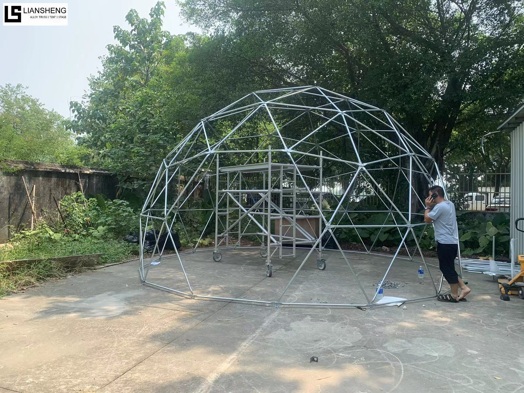 Carpa domo geodésica: estructura moderna y resistente para eventos al aire libre